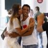 Antes de embarcar, Nicole Bahls beija fã no aeroporto Santos Dumont, no Rio de Janeiro