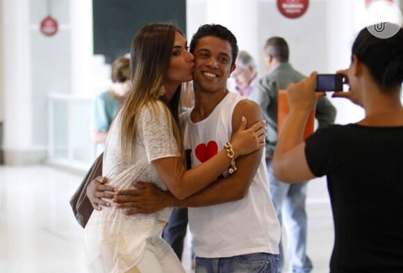 Antes de embarcar, Nicole Bahls beija fã no aeroporto Santos Dumont, no Rio de Janeiro
