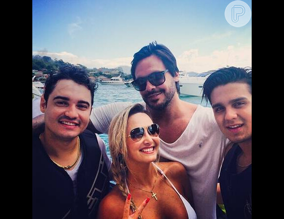 Cantor Luan Santana e amigos, juntos em passeio de iate luxuoso em Santa Catarina