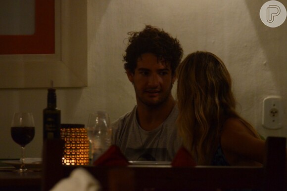 Alexandre Pato saboreira pizza em jantar descontraído com a namorada, a loira mineira Sophia Mattar
