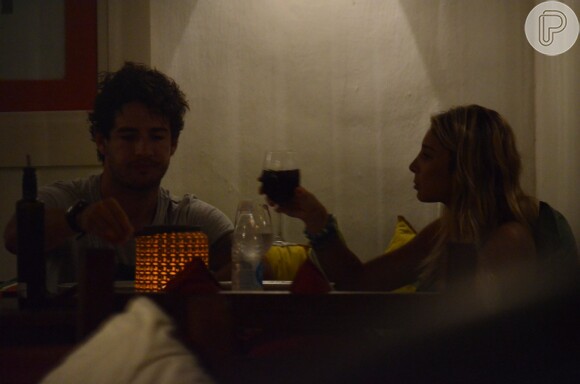 O amor está no ar! Alexandre Pato e Sophia Mattar jantam juntinhos em Trancoso, após passearem pela cidade de mãos dadas
