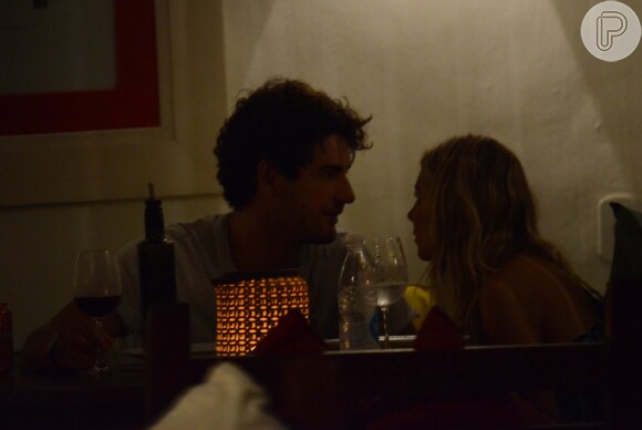 Alexandre e a namorada, Sophia Mattar, batem papo descontraído durante jantar em Trancoso