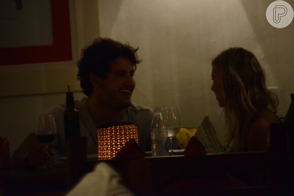 Rotina de Alexandre Pato e Sophia Mattar é típica de namorados; no domingo (30), os dois passearam de mãos dadas na cidade e nesta segunda (31) foram comer pizza juntinhos