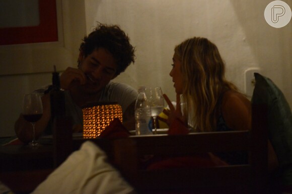 Alexandre Pato e Sophia Mattar conversam durante jantar em pizzaria de Trancoso, na madrugada desta terça-feira, 31 de dezembro de 2013
