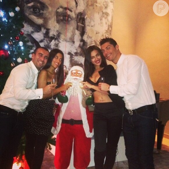 Modelo Irina Shayk publica foto do Ano-Novo ao lado do namorado, o jogador do Real Madrid, Cristiano Ronaldo, e de um casal de amigos, nesta terça-feira, 31 de dezembro de 2013