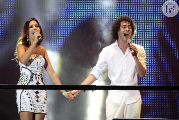 Sam Alves cantou com Marcela Bueno na festa de réveillon da Avenida Paulista, em São Paulo, na noite do dia 31 de dezembro de 2013
