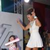 Sheron Menezzes dança com a sobrinha ao som do grupo Carrossel de Emoções