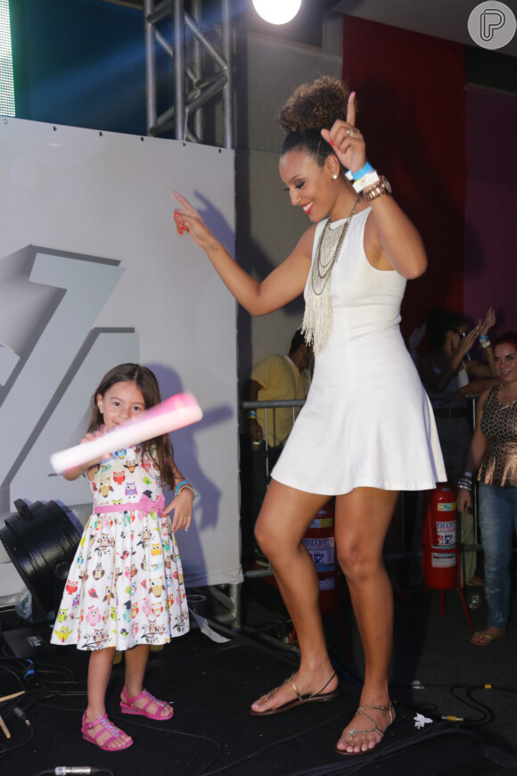 Sheron Menezzes dança com a sobrinha ao som do grupo Carrossel de Emoções
