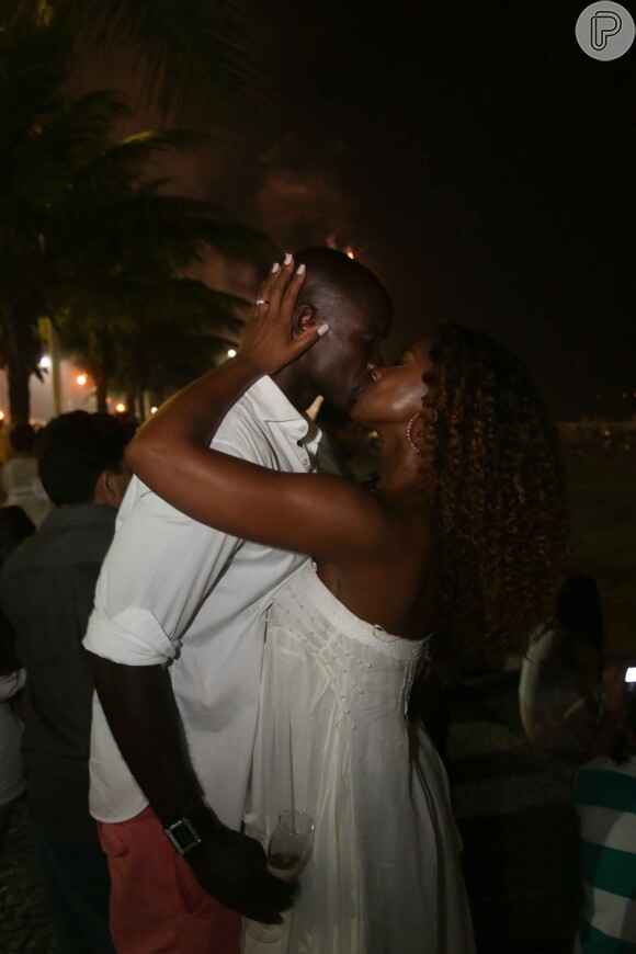 Cris Vianna comemora a chegada de 2014 com um beijo apaixonado no namorado, Luiz Roque