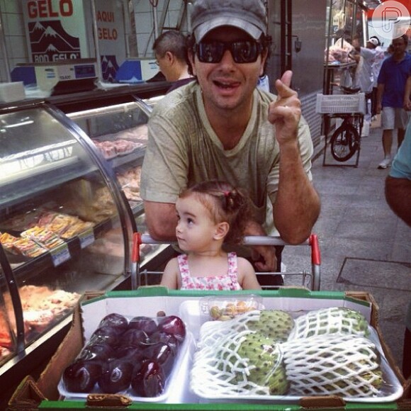 Marco Luque passeia no mercadão em São Paulo com sua filha mais velha, Isabela, de 2 anos