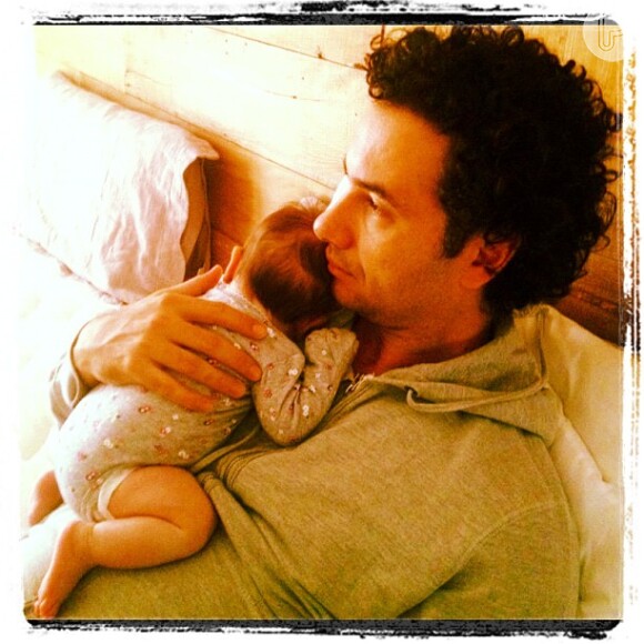 Marco Luque publica foto fofa com sua filha Mel em seu colo, em 4 de janeiro de 2013