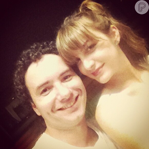 Marco Luque desejou 'Feliz Ano Novo' aos seus seguidores com uma foto dele ao lado da mulher, Flávia Vitorino