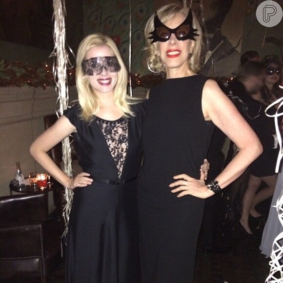 Marília Gabriela e Daniele Valente exibem os looks usados na noite da virada do ano na festa Black & White, em Nova York