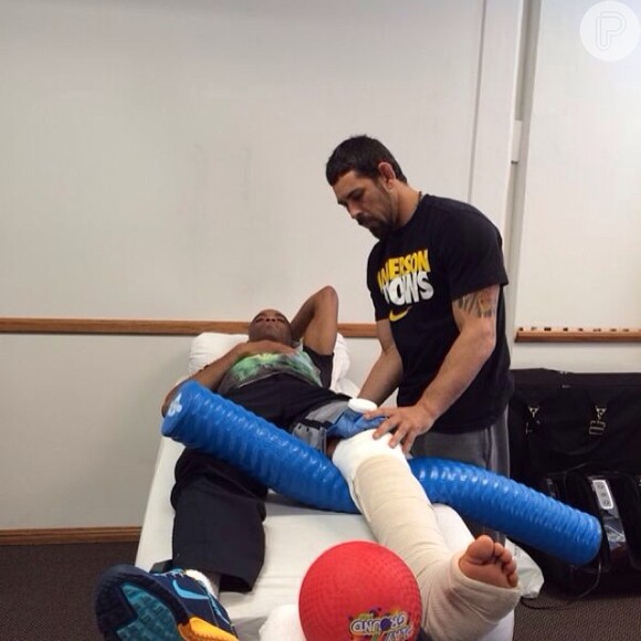 Anderson Silva se recupera da cirurgia feita na perna esquerda. 'Muito obrigado pelo carinho de todos, vou ficar bom', legendou o lutador a foto publicada no Instagram