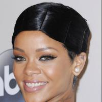 Rihanna queima carta de Chris Brown com pedido de desculpas