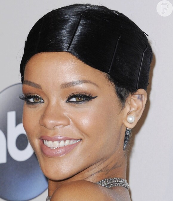 Rihanna deu um basta em seu relacionamento com Chris Brown. A cantora queimou uma carta com pedido de desculpas do cantor