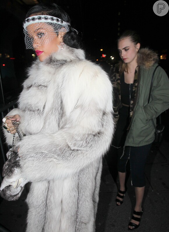Rihanna passou a noite de réveillon com a modelo Cara Delevigne e amigos em uma boate na cidade de Nova York