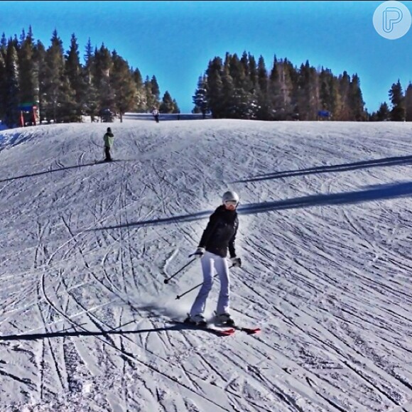 Ana Paula Siebert esquia em Colorados, nos Estados Unidos, onde passa férias com o namorado, Roberto Justus