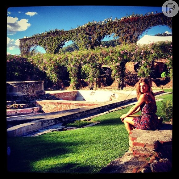 Grazi posa numa paisagem da cidade de Antigua Guatemala