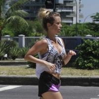 Juliana Didone corre, mergulha e ganha o carinho do namorado em praia do Rio