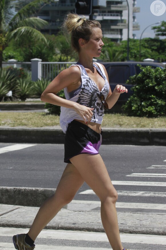 Juliana Didone nem se importou com o grande calor do Rio de Janeiro nesta quarta-feira, 8 de janeiro de 2013. A atriz vestiu um shortinho e foi para a orla da Barra da Tijuca, na Zona Oeste do Rio de Janeiro, se exercitar