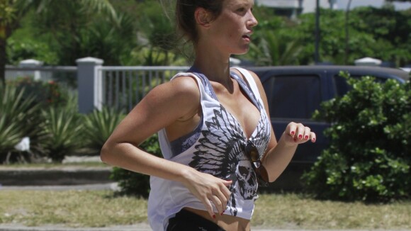 Juliana Didone corre, mergulha e ganha o carinho do namorado em praia do Rio