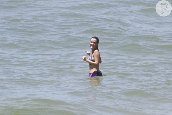 Depois da corridinha, Juliana Didone se jogou no mar para se refrescar