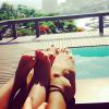 Grazi Massafera publica foto dos seus pés e os da filha, Sofia, à beira da piscina, em 9 de janeiro de 2013