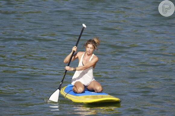 Ela praticou stand up paddle na praia da Barra da Tijuca, Zona Oeste do Rio de Janeiro, no dia 8 de janeiro de 2013