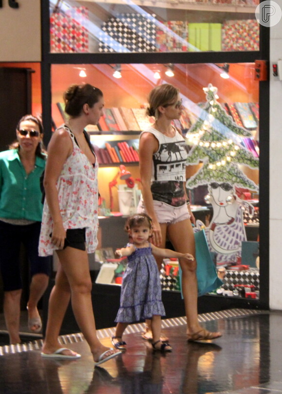 Grazi Massafera passeia com a filha, Sofia, em shopping do Rio
