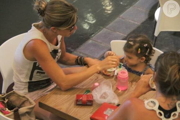 Grazi Massafera dá comida para Sofia em praça de alimentação de shopping carioca