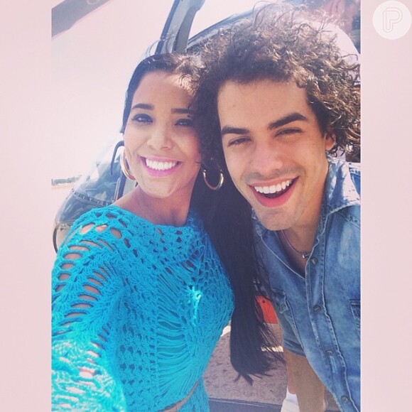 Niara Meireles postou foto com o cantor no Instagram. Vamos bagunçar um pouquinho sobrevoando a nossa capital Fortaleza', legendou a apresentadora do programa 'Se Liga', da TV Verdes Mares, afiliada da Rede Globo no Ceará