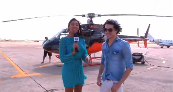 Antes de sobrevoar Fortaleza, Sam deu entrevista para a apresentadora Niara Meireles