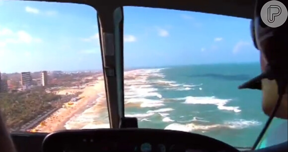 Sam Alves aprecia Fortaleza durante um voo de helicóptero