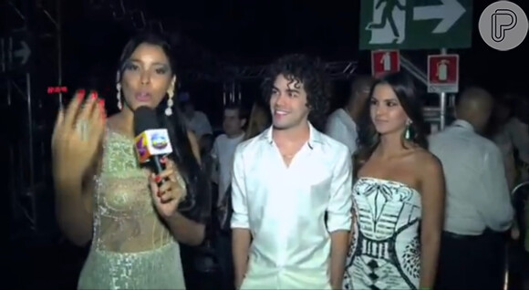 Niara Meireles também entrevistou Sam Alves no show da Virada, na Avenida Paulista, em São Paulo. O cantor se apresentou com a cantora Marcela Bueno