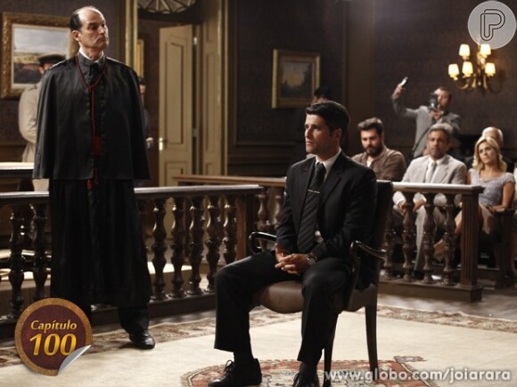 Franz (Bruno Gagliasso) se senta na cadeira de réu durante o julgamento que o condena pelo assassinato da ex-mulher, em 'Joia Rara'