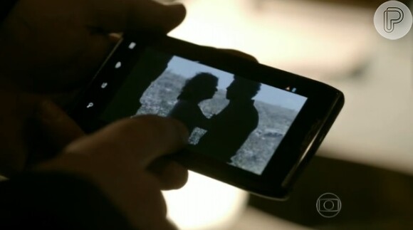 Jaime (Murilo Benício) vê as fotos da traição entre Isabel e Leandro (Cauã Reymond)