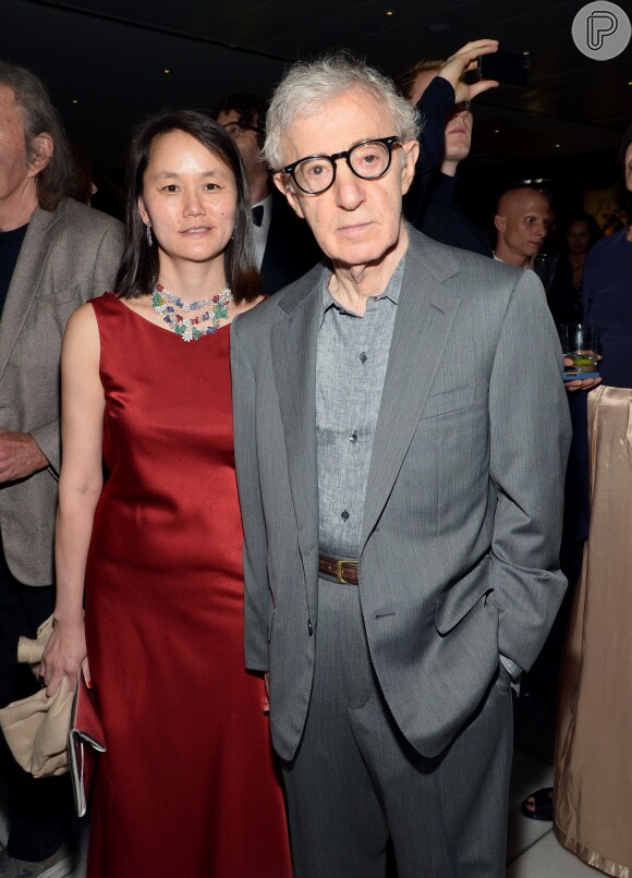 Woody Allen teve um caso com Soon-Yi, filha adotiva de Mia Farrow, e é casado com ela até hoje