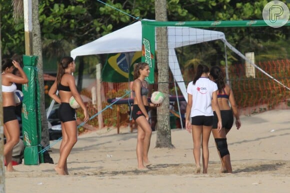 Sasha é flagrada durante partida de vôlei de praia nas areias da praia de Ipanema, na zona sul do Rio, em fevereiro de 2012