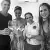 Giovanna Antonelli e Reynaldo Gianecchini posam com as outras sócias do restaurante, empresária Anisia Paula Henrique e a chef Andréa Henrique