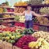 Giovanna Antonelli posa ao lado de frutas e verduras para o restaurante Pomar Orgânico