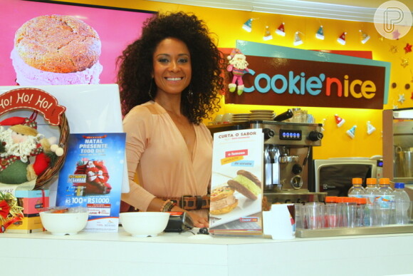 Pablo Morais e mais famosos prestigiam Cinara Leal, atriz de 'Sol Nascente', em inauguração de quiosque de doces, em um shopping em Botafogo, Zona Sul do Rio, neste domingo, 11 de dezembro de 2016