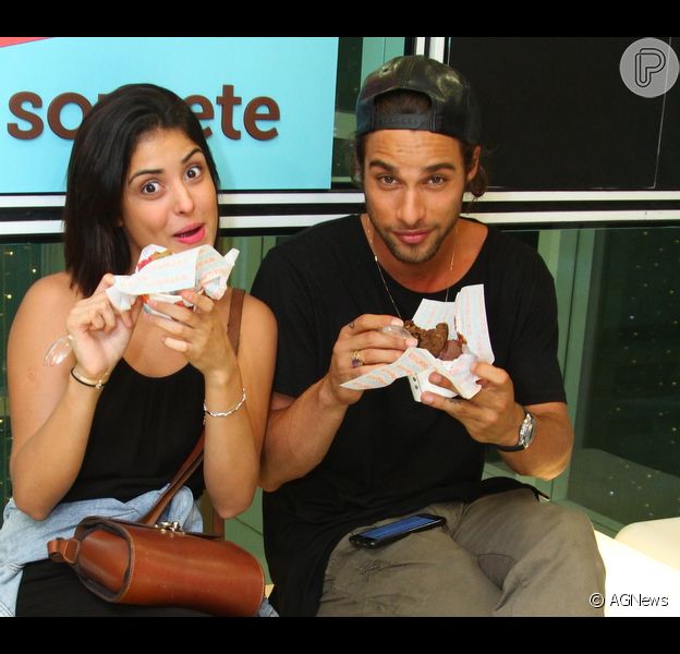 Pablo Morais e a namorada, Letícia Almeida, provam doces em evento no Botafogo Praia Shopping, Zona Sul do Rio, neste domingo, 11 de dezembro de 2016