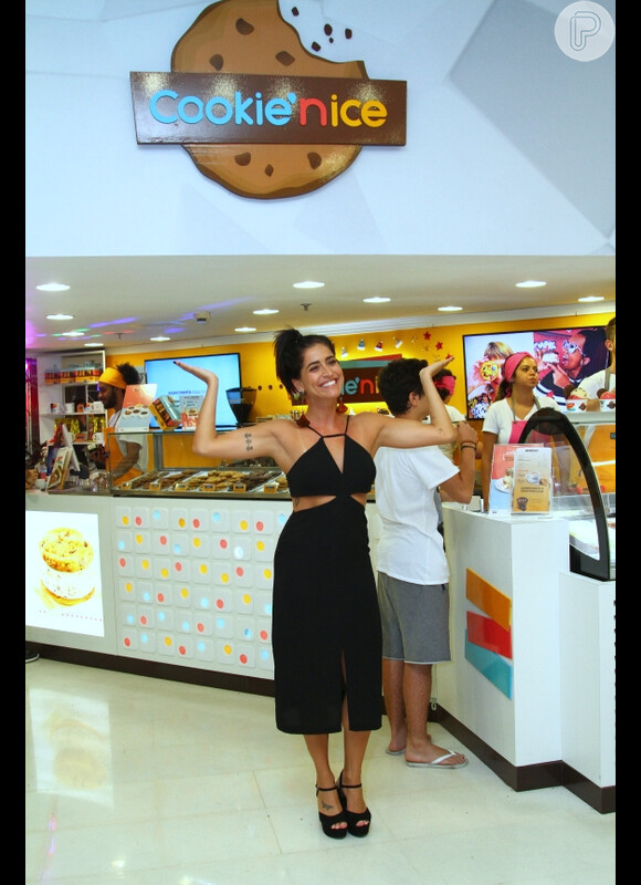 Maria Joana e mais famosos prestigiam Cinara Leal, atriz de 'Sol Nascente', em inauguração de quiosque de doces, em um shopping em Botafogo, Zona Sul do Rio, neste domingo, 11 de dezembro de 2016