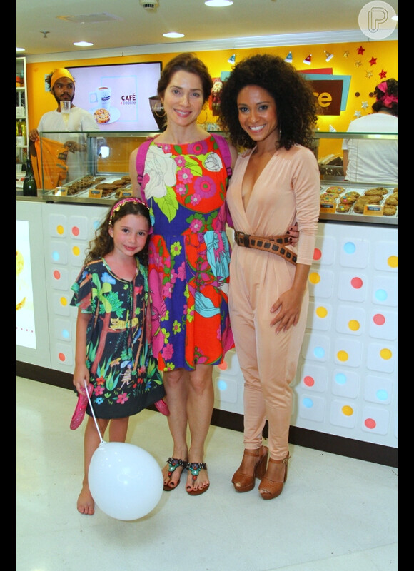 Para prestigiar Cinara Leal, atriz de 'Sol Nascente', em inauguração de quiosque de doces, Leticia Spiller foi acompanhada da filha, Stella Loureiro, de cinco anos