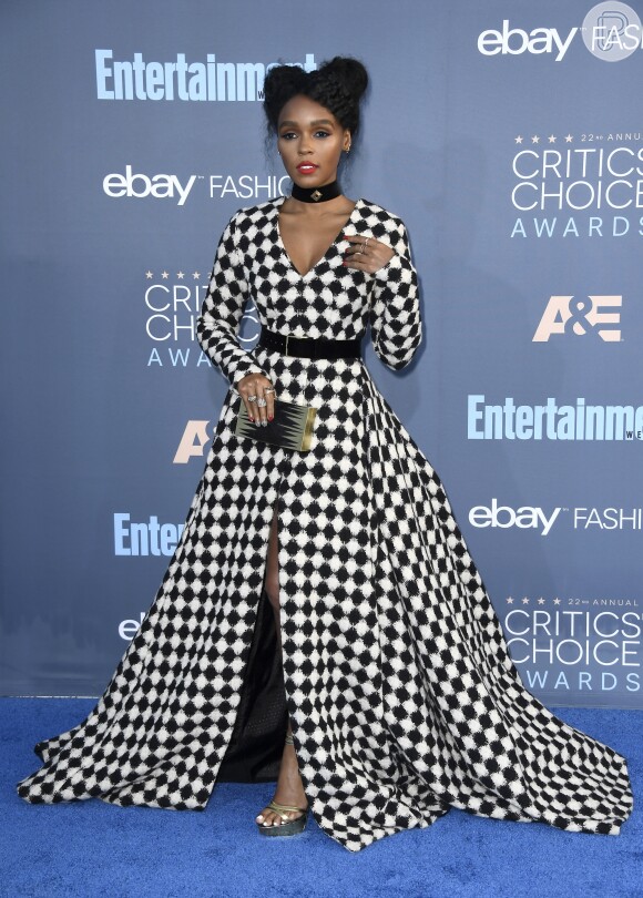 A cantora Janelle Monae usou um vestido xadrez com superfenda no Critics Choice Awards, em Los Angeles, Estados Unidos, realizado neste domingo, 11 de dezembro de 2016