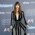 Jessica Biel escondeu o corpo sequinho atrás de um longo metalizado para ir ao Critics Choice Awards, em  Los Angeles, Estados Unidos,  realizado neste domingo, 11 de dezembro de 2016 