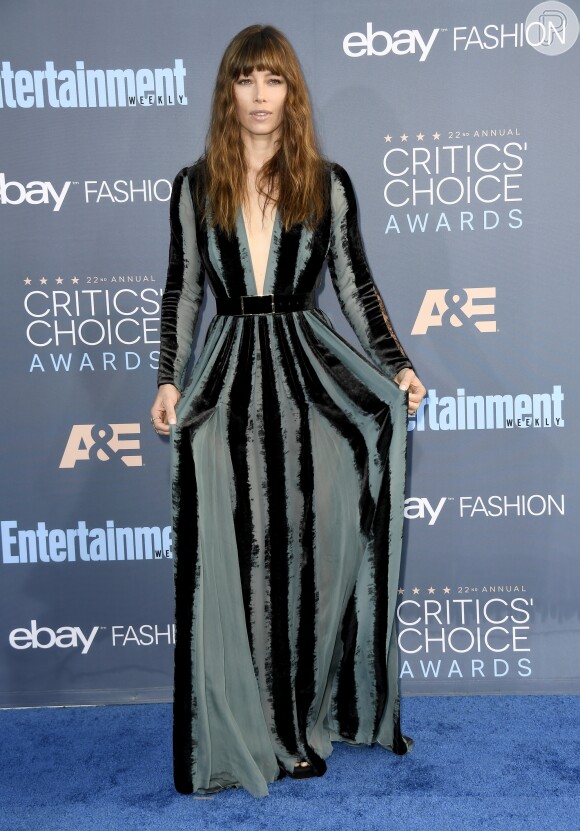 Jessica Biel escondeu o corpo sequinho atrás de um longo metalizado para ir ao Critics Choice Awards, em Los Angeles, Estados Unidos, realizado neste domingo, 11 de dezembro de 2016