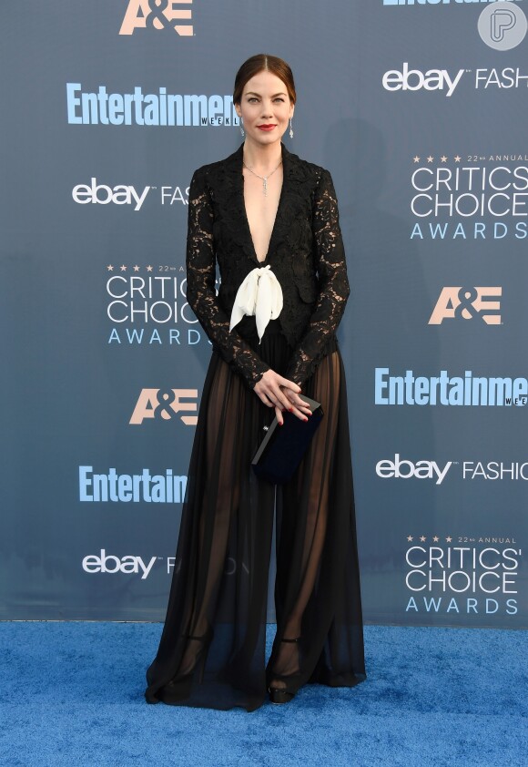 A atriz Michelle Monaghan usou vestido rendado com transparência da grife Monique Lhuillier, coleção verão 2017, no Critics Choice Awards, em Los Angeles, Estados Unidos, realizado neste domingo, 11 de dezembro de 2016
