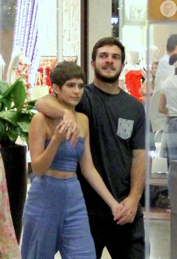 Isabella Santoni e o namorado, Lucas Wakim, passearam de mãos dadas em um shopping na Barra da Tijuca, Zona Oeste do Rio
